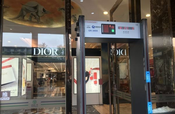 紅外線測(cè)溫安檢門限流，重啟前夕記者探訪武商